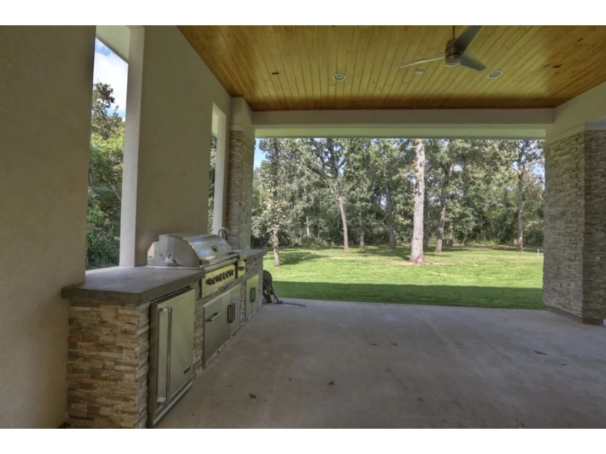 Modern Outdoor Kitchen